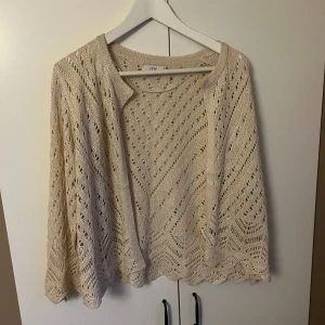 Stickad kofta - Säljer denna stickade kofta, aldrig använd, köp gärna med köp nu❤️