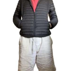 Colmar jacka - Ja säljer nu denna colmar jacka då ja växt ur den. Jackan är i storlek 50 / medium och är perfket nu för hösten och vintern.  Nypris 3500 Mitt pris:1300  Pris kan diskuteras✌️