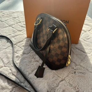 Alma bb - Säljer nu denna Louis Vuitton väskan u modellen ” Alma bb” dragkedjan är lite seg därav priset annars är väskan i bra skick, kod finns inuti väskan, box, dustbag medföljer vid köp!