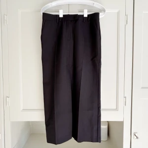 Svart pennkjol med pressveck och slit - Dressad kjol med pressveck och slit. Endast använd en gång. 
