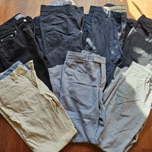 Snygga jeans&chinos - 7 par Snygga jeans&chinos stl 31-30 / 31-32 från Dressman, J.Lindeberg och Jack&Jones. 1100kr för allihopa. Kan skickas mot frakt alt hämtas i Sjöbo, Malmö eller Lund.