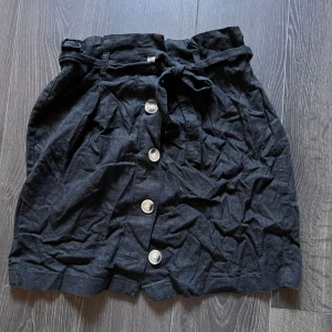 Linné kjol med knyte - En fin och sval linnekjol från Gina tricot