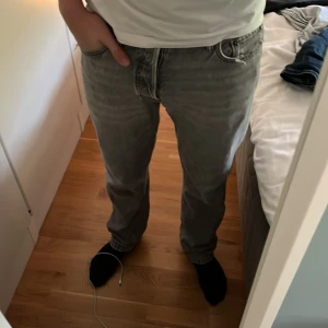 Jeans - Gråa Jack & Jones jeans 29 midja 32 längd  