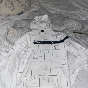 Säljer min boss kofta  -  Hej säljer min Hugo boss kofta som är storlek S kommer inte längre till användning och storleken är lite stor för mig kom via pm för mer info o bilder