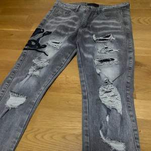 Feta jeans från amiri i top kvalitet! Skick 9/10 och tags plus orginal förpackning följer även med. Det är bara att skriva vid funderingar eller liknande!