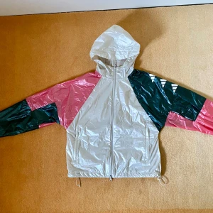 Adidas löparjacka - Cool Adidas jacka / vindjacka perfekt för löparrundan eller bara som skön jacka. Ficka på ärm för mindre prylar.