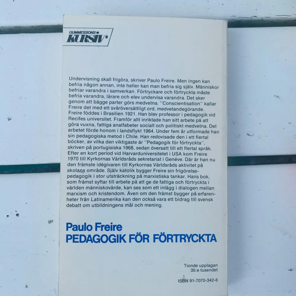 Pedagogik för förtryckta skriven av Paulo Freire. Undervisning ska frigöra, skriver Paulo Friere. Men ingen kan befria någon annan, inte heller kan man befria sig själv. Människor befriar varandra i samverkan. . Övrigt.