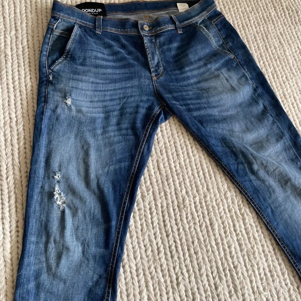 Säljer nu dessa sjukt snygga dondup jeans, skick 8/10.  Waist 34(passar mindre)  Perfekta nu till hösten!!   . Jeans & Byxor.