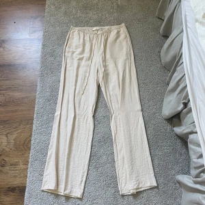 beigea linnebyxor - jättefina linnebyxor som inte kommer till användning längre, skriv för mer bilder 😊
