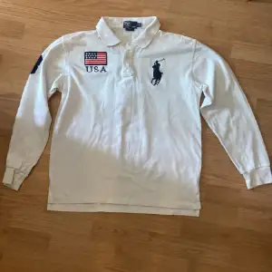 Äkta långärmad ralph lauren polo i bra skick. Storlek L men passar S-M. Väldigt sällsynt och eftertraktad. Sedd på Sematary. Köpt på Plick ifrån bultendaplug. Säljer för att den är för liten