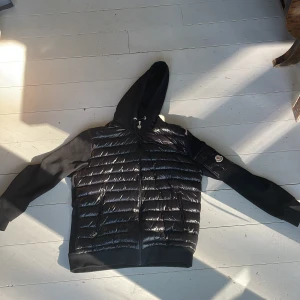 Moncler cardigan  - Säljer en moncler cardigan självklart äkta i storlek XXL skick 9/10 Pris kan diskuteras 