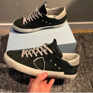 Philippe Model - Säljer nu dessa sjukt eftertraktade Philippe Model skor (Prsx) i den extremt sällsynta färgen Olivgrön! (Ser ut som mörkgrå) Skorna är storlek 43. Pris kan diskuteras. Ända negativa är att flärpen inanför skon är lite paj. Hör av er för mer!🙌🙌