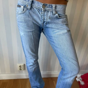 Låga bootcut jeans  - Säljer de här superfina jeansen från Iceberg som är bootcut i bra skick