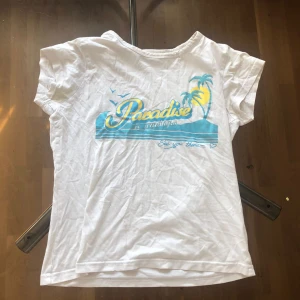 En vit tröja med gul/blå text - En vit tröja med gul/blå text