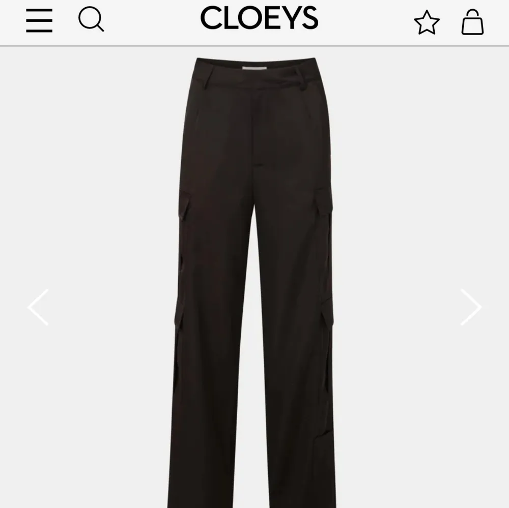 Satin cargo pants i svart, från Chloe Schutermans märke Cloeys. Byxorna har flera fickor och en rak passform. De är i gott skick. Har dock lagt upp dem och sedan sprättat (se sista bilden). Passar perfekt om man är runt 164-169 lång. . Jeans & Byxor.