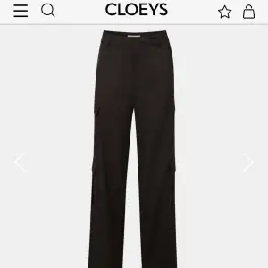 Satin cargo pants i svart, från Chloe Schutermans märke Cloeys. Byxorna har flera fickor och en rak passform. De är i gott skick. Har dock lagt upp dem och sedan sprättat (se sista bilden). Passar perfekt om man är runt 164-169 lång. 