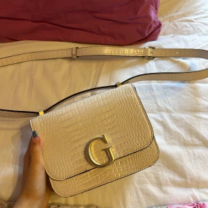 Guessväska vit - Helt ny och oavnänd väska🌸  Matt: 18.5 x 14 x 6 cm