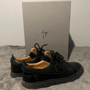 Guiseppe Zanotti Skor - Hej! Säljer nu mina sjukt fina och väl sparsamt använda Guiseppe Zanotti skor i färgen helsvart. Nypris : 6599kr, för fler frågor eller funderingar bara höra av er. 