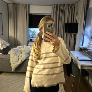 Stickad randig tröja💞 - Jag säljer min stickade tröja från vero moda. Väldigt fint skick knappt använd🥰🥰🥰