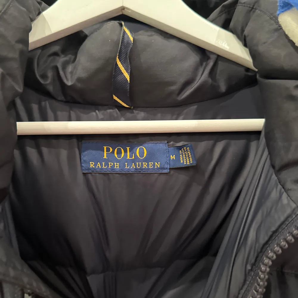 Polo Ralph Lauren dunjacka i storlek M och är true to size, jätte skön och varm vinterjacka som är använd i 2 månader bara så skicket är precis som ny Skick 9.5/10 . Jackor.