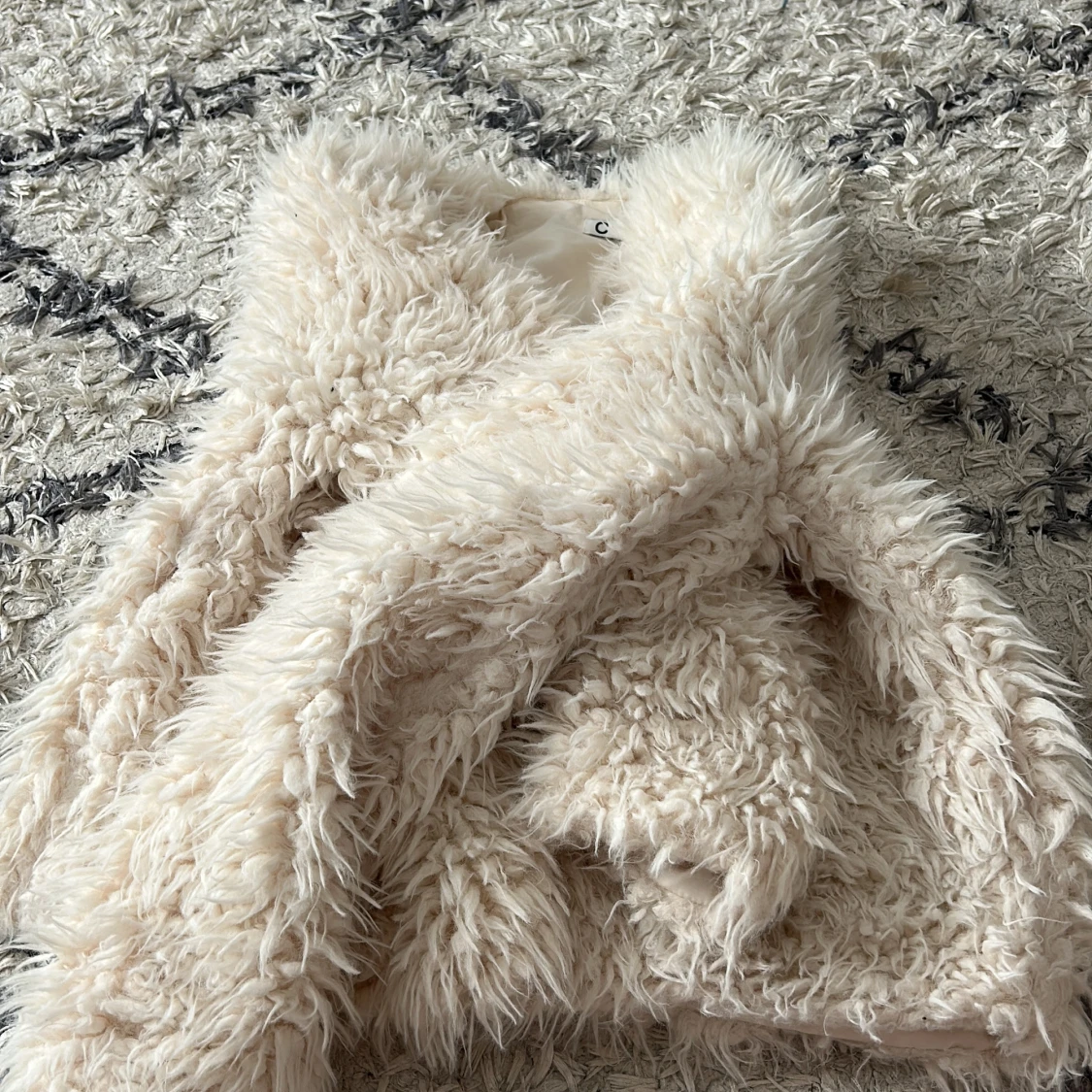 Vit fluffig pälsjacka - 93