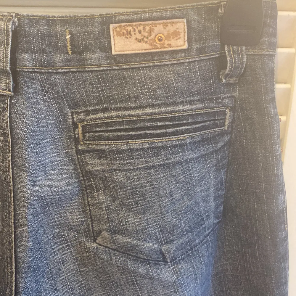 Jätte fina blåa jeans från 2000 talet❤️ . Jeans & Byxor.