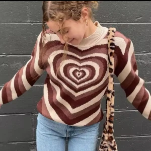 Hjärta hoodie  - Säljer en hjärt hoodie som jag köpte 2022. Har aldrig använts. 