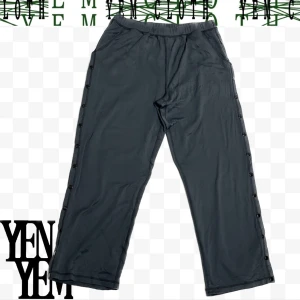 Svarta byxor med knappar - Gråa snap-knapp byxor💹 Storlek XL men snörad midja och passar därmed mindre också