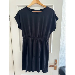 Klänning - Klänning från Vero Moda, sparsamt använd 