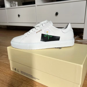 Axel Arigato sneakers  - Väldigt fina vita sneakers från Axel Arigato. Herrmodell i storlek 38 och i superfint skick⭐️ 