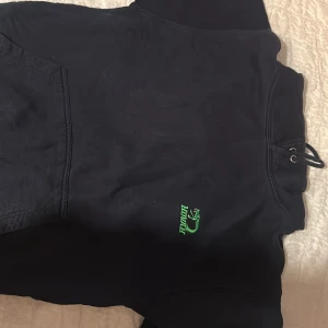 Hov1 merch - Hov1 merch marinblå, ser svart ut