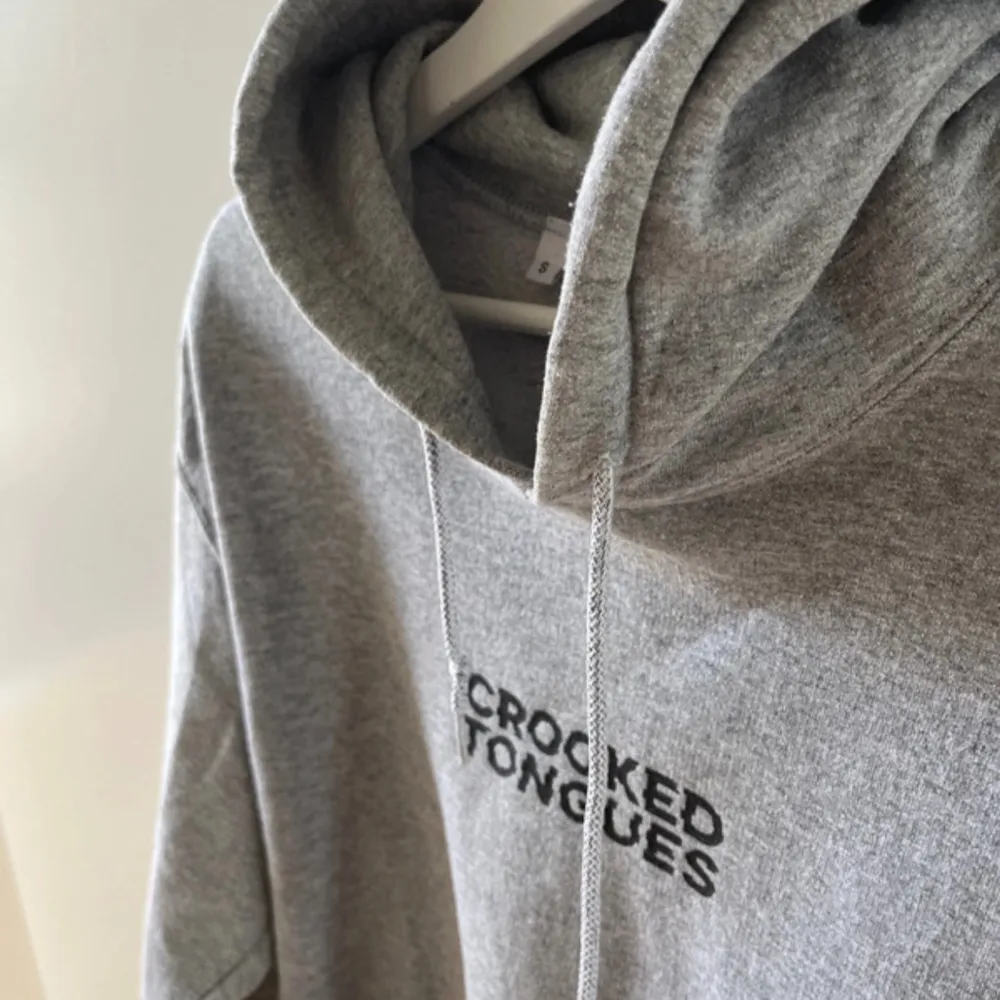 Super fin grå hoodie från ASOS märket Crooked Tounges i storlek S! Oversized i storleken 🌞. Hoodies.