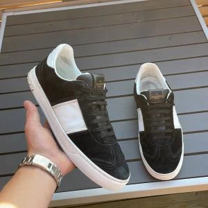 Valentino flycrews - Säljer dessa sjukt feta och fräsha valentino flycrews i storlek 42 men passar större. Skick 8/10 endast 1 nit borta! Hör av dig vid minsta fundering!💯