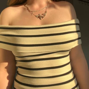 Off shoulder randig topp - En galet snygg off shoulder tröja i en lite off white färg med svarta ränder på😍 Så galet snygg och perfekt att ha till både vardags men även för att vara lite uppklädd, står ingen storlek på men skulle säga att den är S, den är ifrån gina i nyskick💕