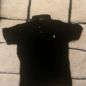 Polo Ralph lauren piké  - Polo piké, väldigt bra skick och fraktas asap vid snabb affär 