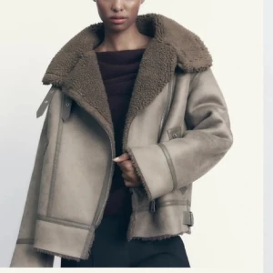 Zara grön jacka bikerjacket  - Eftertraktad jacka i storlek S men oversized i modellen, sjukt varm och perfekt inför vintern❤️