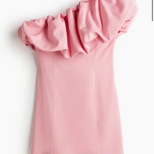 Intressekoll på denna super fina klänningen från Hm! - Storlek S, endast använd en gång därav super bra skick, den är helt som ny och jätte fin färg! Köpt för original pris (450kr) och ny skick därav priset. Hör av er innan ni klickar på köp!