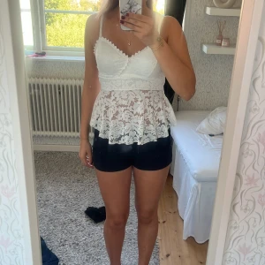 Spettslinne - Vitt spettslinne köpte den på nån marknad så den har ingen lapp men skulle säga att den passar xs- liten M. Använd ca en gång och nypris 20”