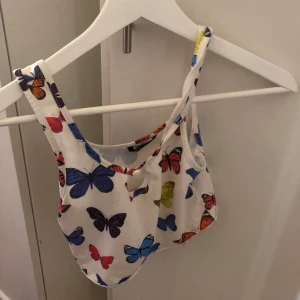 Linne med fjärilar  - Vit top med fjärilar har haft på mig den 2 gånger ny bra skick olika färger på fjärilarna 