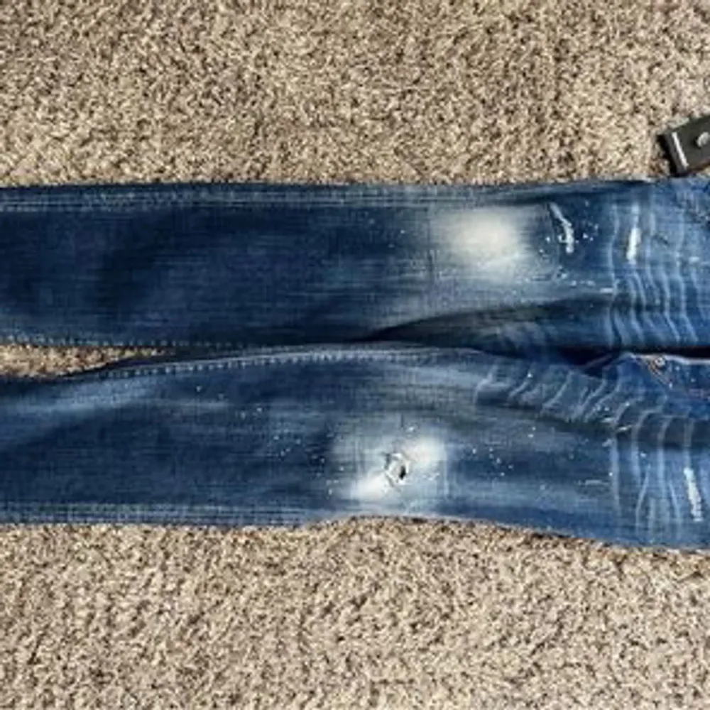 Dsquared2 Jeans. Storlek 50. Säljer för att jag inte använder dem längre. Bra omsköta. Original pris: 5199. Köpta på Farfetch, digitalt kvitto finns.. Jeans & Byxor.