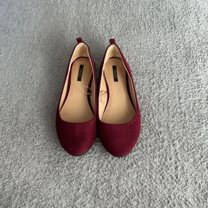 Ballerinaskor  - Vinröda ballerinaskor som passar perfekt till höst outfits. Säljer då de var lite stora på mig. Pris kan diskuteras ❣️