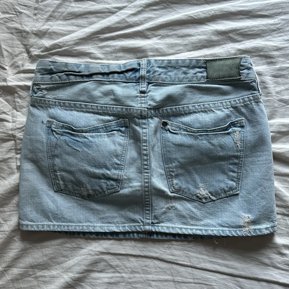 Helt perfekt ljusblå mini jeanskjol! 🩵Midjemått tvärsöver: 36 cm. Kjolens fulla längd: 29 cm. . Kjolar.