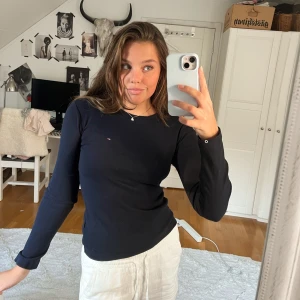 Tommy Hilfiger  - Säljer denna fina Tommy Hilfiger tröja som knappt är använd. Hör av er om ni har frågor eller vill ha mer bilder 🤗