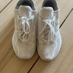 Adidas sneakers  - Vita, storlek 40,5 Skorna är väl använda och smutsiga Se bilder 