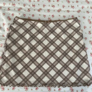 Rutig mesh kjol från hm - Rutig mesh kjol från hm i storlek XS, endast använd 1 gång så den är i princip i ny skick. Det är vitt tyg under det det rutiga så den är inte genomskinlig. 