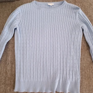 Ljusblå ribbad tröja - Säljer en ljusblå tröja. Den är långärmad och perfekt för både vår och höst. 💙 obs betalning bara igenom swish 