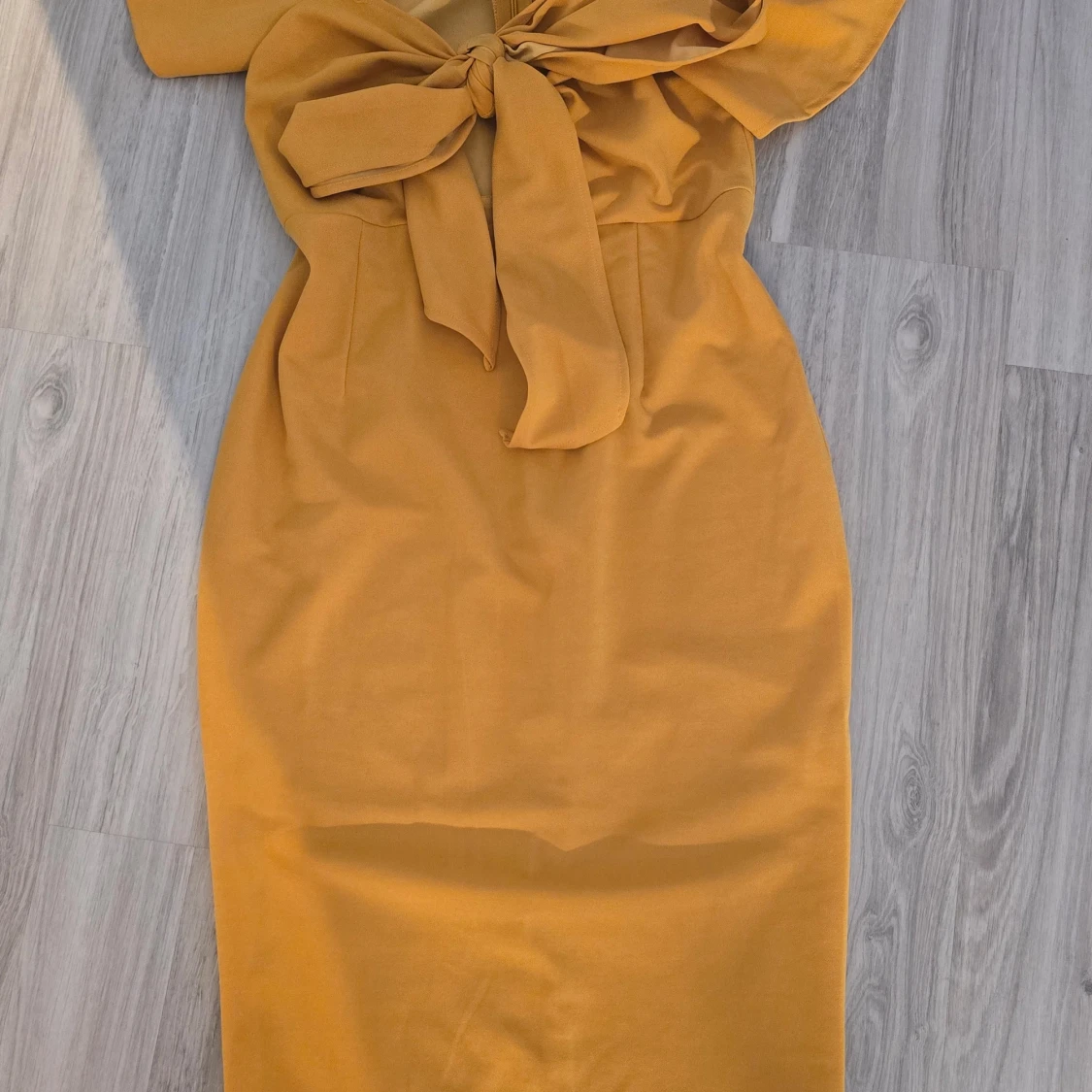 Gul klänning från PrettyLittleThing