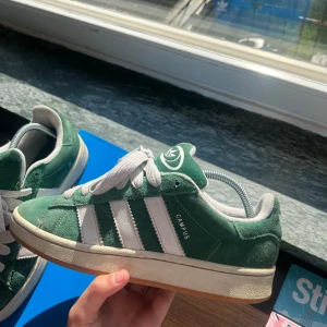 Adidas Campus 00s - Tjena, säljer mina adidas campus 00s i toppskick. Storlek 41, 1/3. Skick 8/10 skulle egentligen kunna vara 10/10 med en tvätt. Använda sparsamt i nån månad, inga slitningar eller permanenta märken:) Tveka inte att höra av er vid frågor!