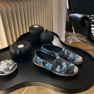 Valentino espandrilles - Valentino espandrilles från deras camo kollektion. Dessvärre inga tillbehör kvar, men självklart äkta! Bra skick! Nypris ca 7 000kr.