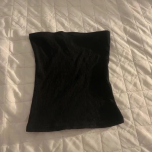 Tubtopp  - Säljer den här svarta tubtoppen då den inte kommer till användning. Inga skador, stretchigt material så skulle säga att den passar xs-s
